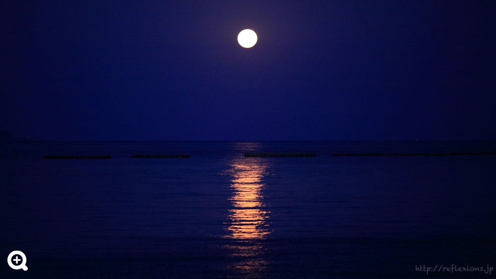 夜明け前の満月とムーンロード。|
135mmF2.0   F2.0 1/6秒　ISO800