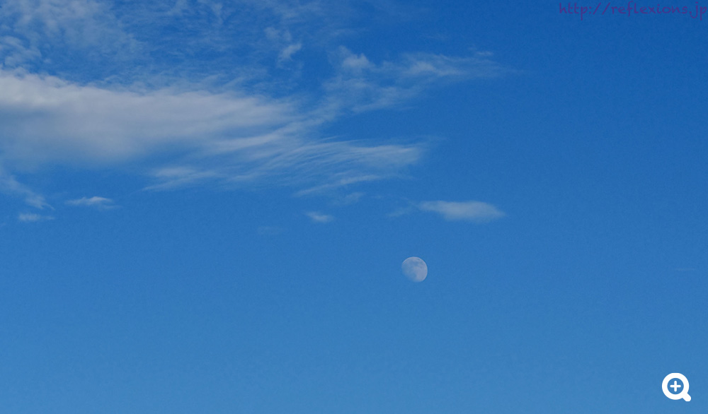 青空の中の月齢10.7の月|
換算100mm F6.3  1/1250秒 ISO200  (14EV)　トリミング