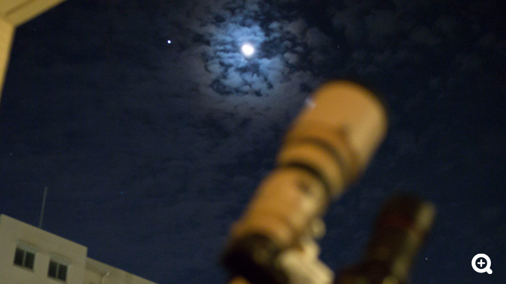 福岡市内の自宅から。曇ってしまった記念に一枚。月の左の明るい星は木星。|
35mm F1.4 1/13秒 ISO3200 (-0.33EV)