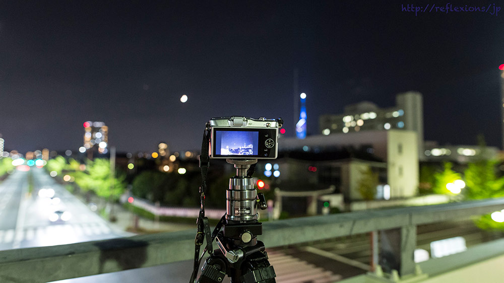歩道橋の上から、月と木星を撮影中。カメラはオリンパスのE-PM1。|
この三脚は大型レンズも使用できるタイプ。実際にはもっと小型のものでも大丈夫です。