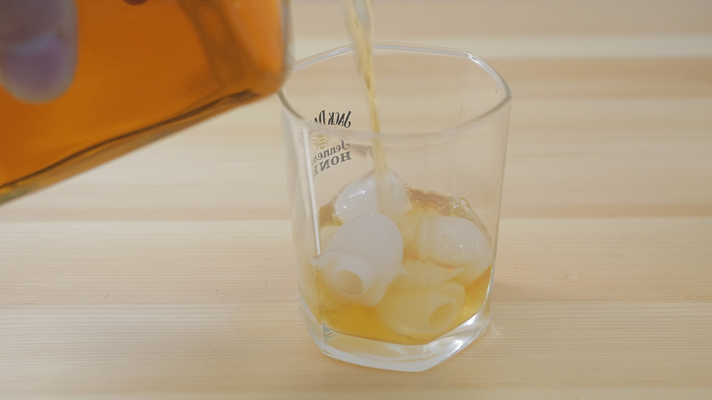IceGolonで作った氷が入ったグラスにウイスキーを注ぐ