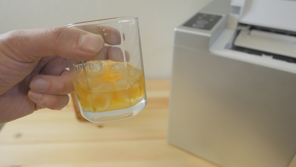 IceGolonで作った氷でウイスキーを飲む