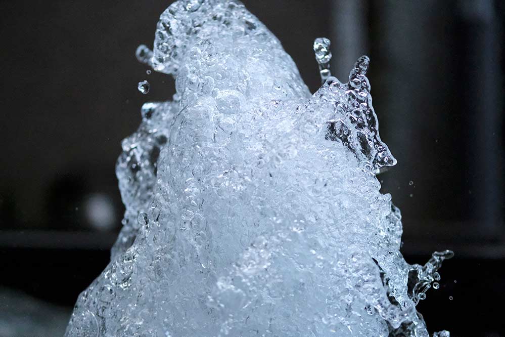 1/32000秒で撮った噴水。ISO12800まで上げてなんとか撮影。水が氷のように止まっております。