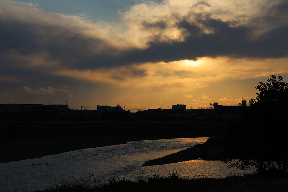 見ての通り夕陽です。ちょっとマイナスの補正をかけてホワイトバランスを固定して赤みを出して見ました。