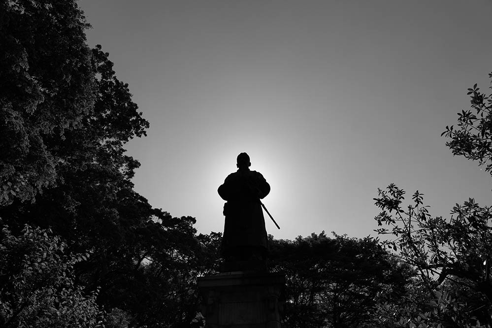 高尾にある菅原道真の像。像の真後ろに大陽を置いて逆光でシルエットを撮ってみました。
