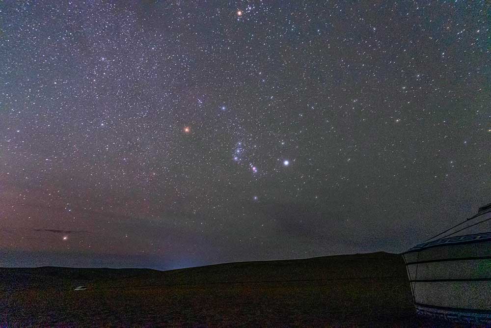 オリオン大星雲がピンク色に写るのがフジのカメラの大きなメリット。一般的なデジカメだと青緑〜青紫に写ります。X-T100 15-45mm F3.5-5.6  ISO6400 30秒
