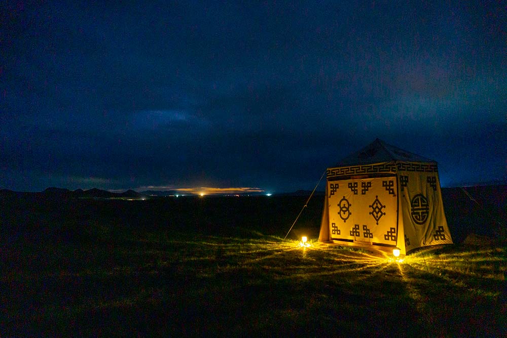 宿泊したモンゴル「ゲルキャンプ」のトイレ。写真ではライトがかなり明るく見えますが、実際はシェードで上方に光を漏れないようにした、ほの暗い灯りです。α6000 16-50mmF3.5-5.6 16mm F3.5 ISO3200 30秒