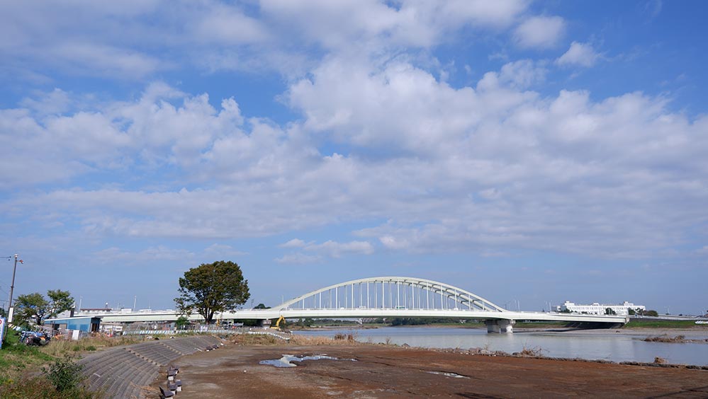16:9で撮ってみた多摩川。青空がきれいなのはさすが富士フイルム。台風による増水でグラウンドは壊滅状態でした。
