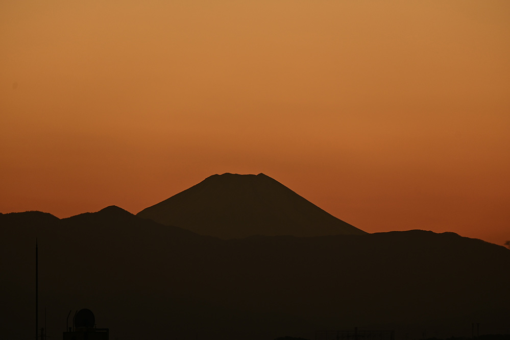 夕焼けモードで夕暮れの富士山を250mmで。東京からでも望遠レンズがあればこのくらい大きく撮れます。