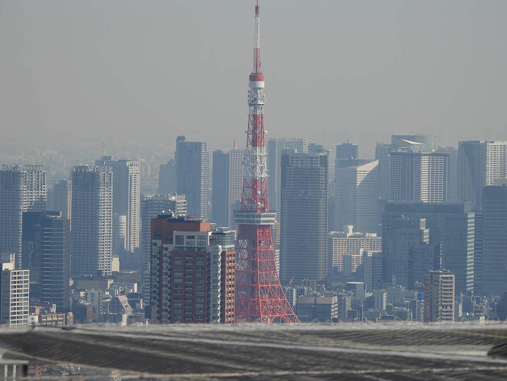 屋上から広角で東京タワー方面を見る。ビルが霞んでいます。