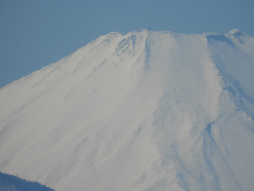 2000mmで東京都世田谷区から富士山。登山道らしきラインも見えます。今年の冬は暖冬過ぎて今ひとつ空気が澄まないのが残念です。