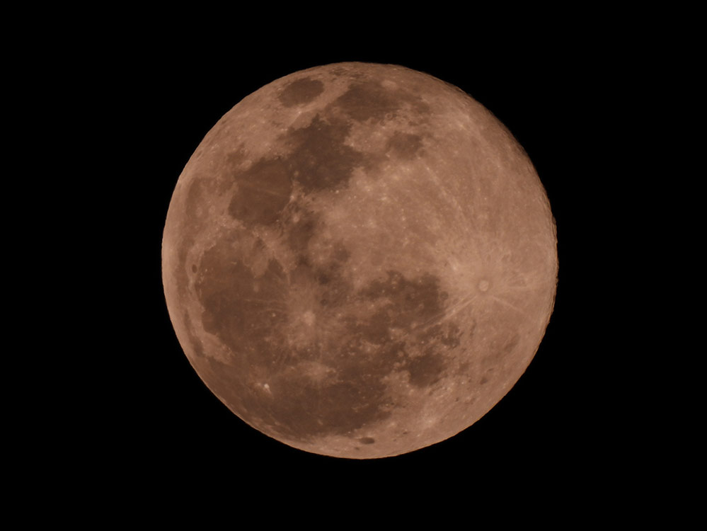 2000mmで月を手持ち撮影。よい満月でした。