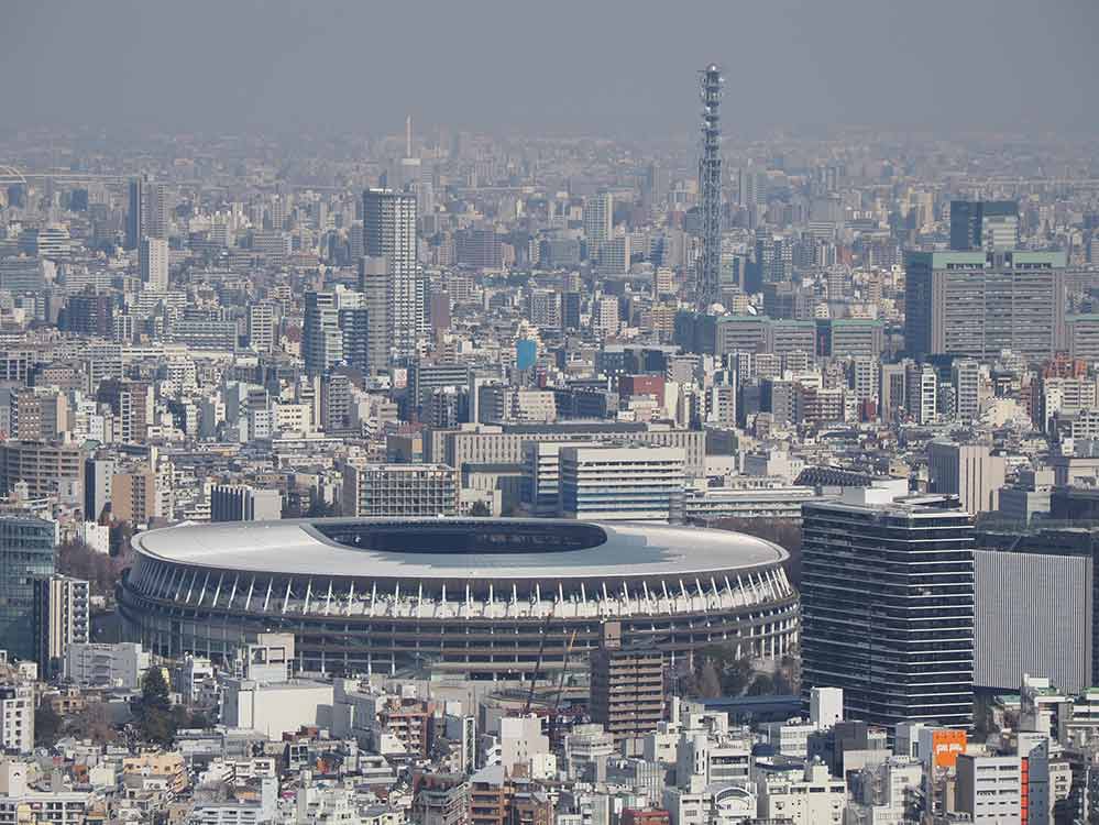 晴れてるように見えて意外にどよんとしてるのが東京。100mm（35mm判換算の200mm相当）で撮った新国立競技場。